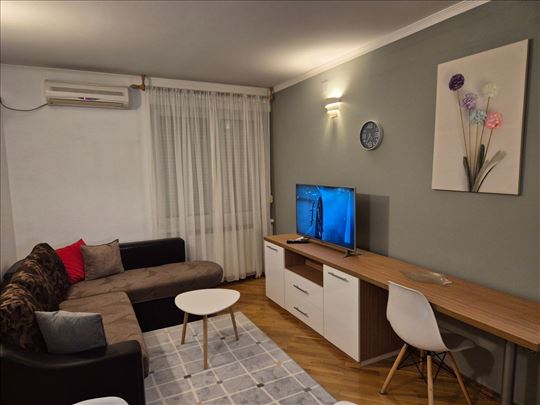 Namesten jednoiposoban stan u Centru, depozit 200€