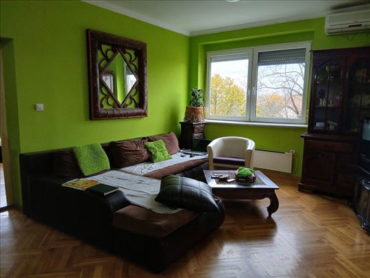 Odličan trosoban stan u centru