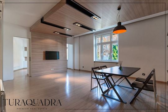 Trosoban stan s pogledom na Zemunski kej i Dunav