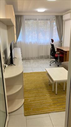 Veoma funkcionalan potpuno renoviran stan