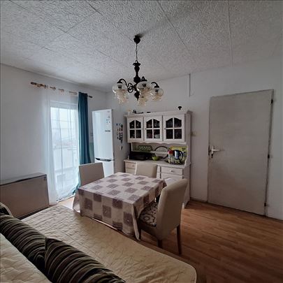 Deo kuće deljiv na dva stana i plac 2 ara