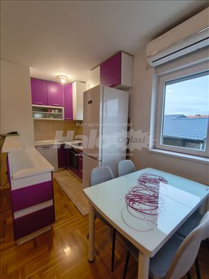 Dvoiposoban stan sa parking mestom