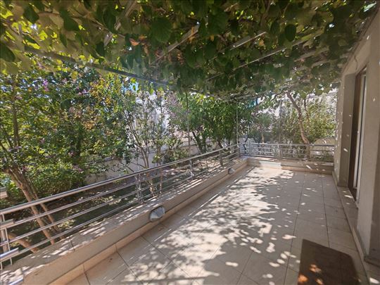 Dvorište u zelenilu, 4 etaže, garaža