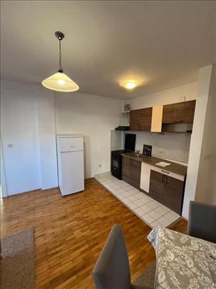 Dvosoban stan kod okretnice autobusa 25P, 27E, 79