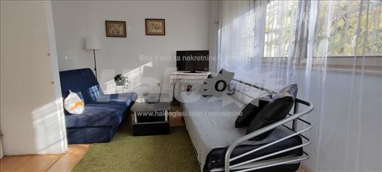 Lepa, svetla garsonjera, mirna dvorisna strana