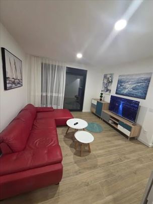 Izdaje se dvosoban stan u centru sa garazom