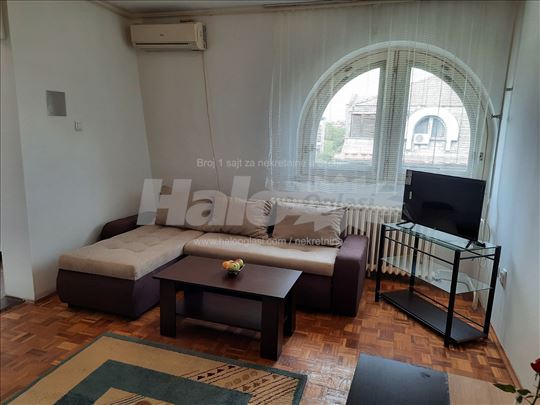 Izdajem namestenu garsonjeru