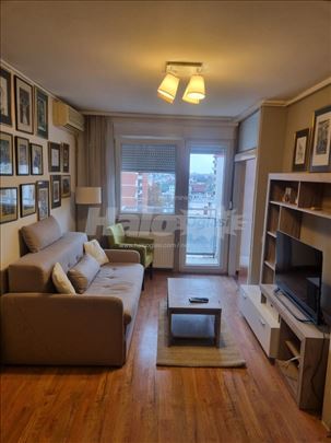 Izdajem stan na Bulevaru Oslobođenja/odmah useljiv