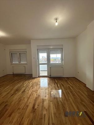 Komforan četvorosoban stan na Bulevaru Evrope