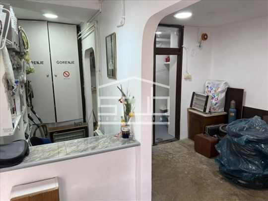 Lokal na Banovom brdu! Izdavanje, povoljno! ID#146