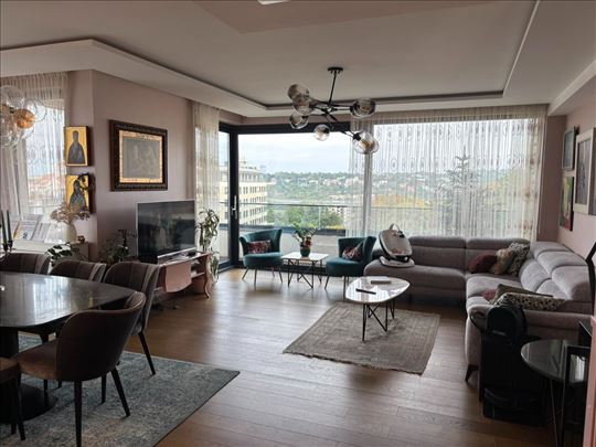 Luksuzan stan sa 2 garažna mesta