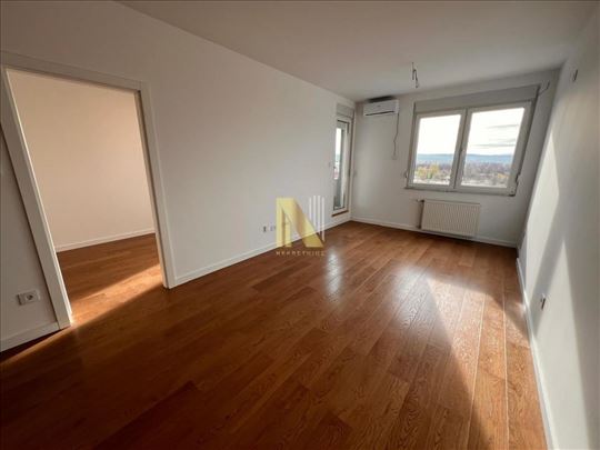 Nov, polunamešten stan u Square Gardenu