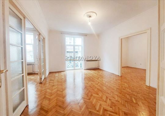 Pešačka zona, 104 m2, renoviran salonac, lux