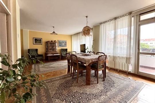 Prodajemo adaptibilan 3.0 stan u Bloku 34, 86m2