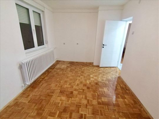 Renoviran - dvosoban stan - Detelinara