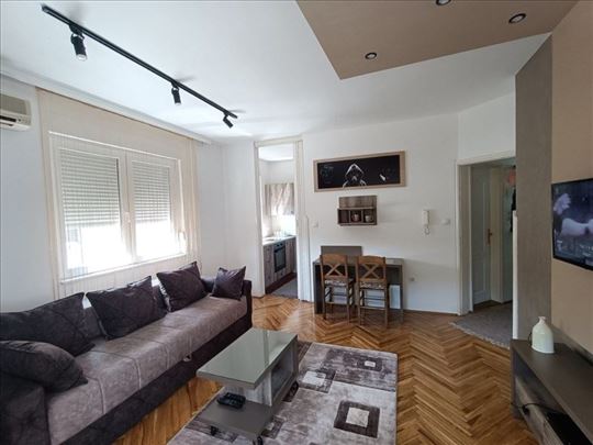 Renoviran dvosoban stan 44m2, parking - Žitni trg