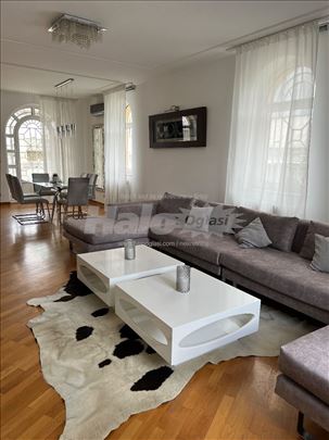 Senjak stan 135m2 sa dvorištem i parkingom