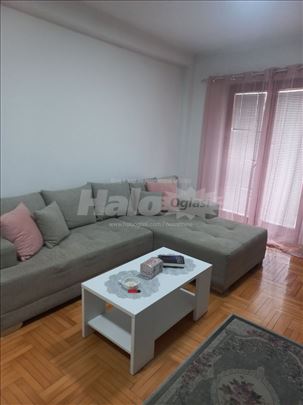 Udoban i funkcionalan stan sa terasom