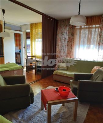 Udoban namesten stan u centru