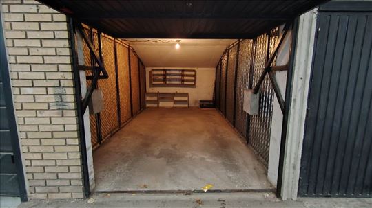 Uknjižena garaža blok 62