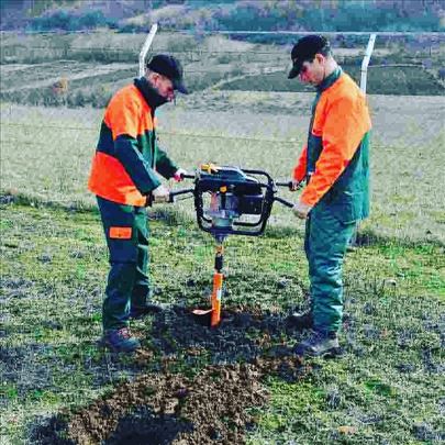 Usuzno busenje rupa u zemlji 
