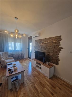 Centar nov 2.0 namešten, garaža, internet