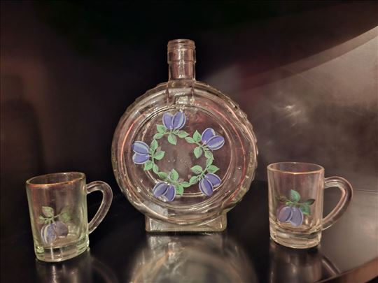 Flaša za rakiju i dve čašice