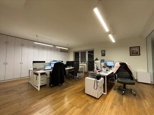 Izdaje se Poslovni Prostor sa parking mestom-Takov