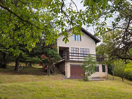 Kuća u Rakovcu s pogledom na novi sad, lep plac