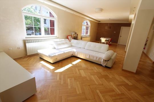 Lepa kuća sa dvorištem, Vračar, ID 5429