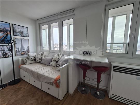 Lepo opremljen stan u centru Starog grada