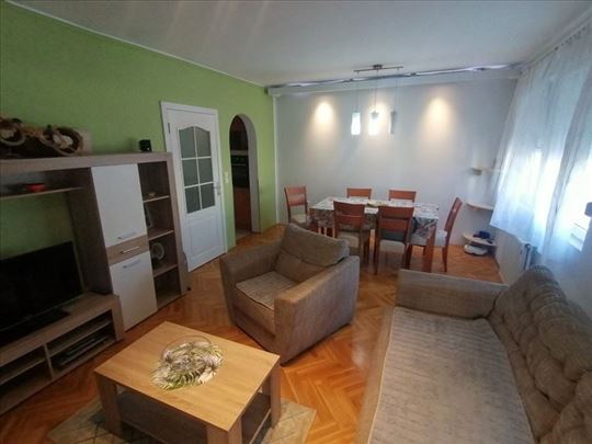 Namešten noviji trosoban stan 70m2, parking