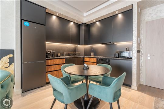 Stan na dan sa privatnom garazom.Beograd na vidi