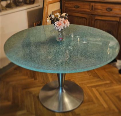 Sto od debelog kaljenog stakla