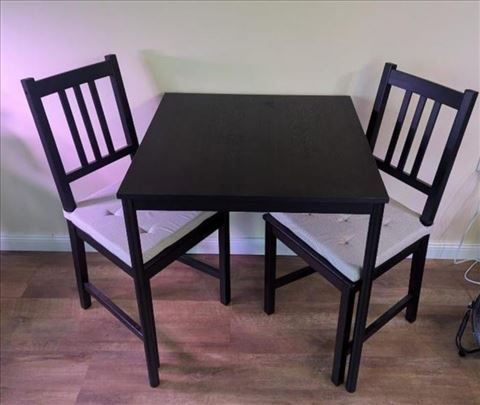 Sto sa dve stolice