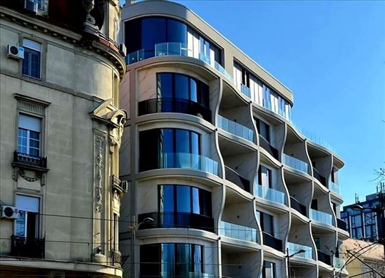 Trosoban stan sa garazom u ekskluzivnoj zgradi