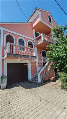 Uknjižena kuća pogodna za poslovanje i stanovanje 