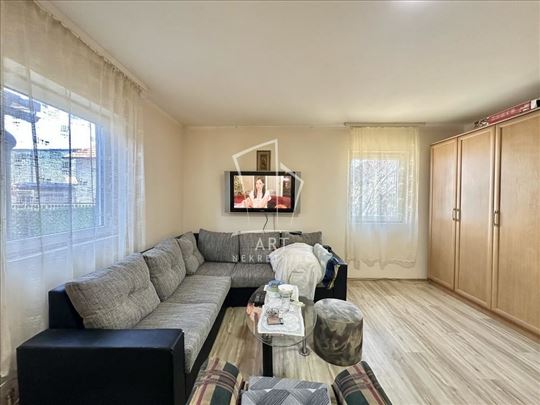 3.0 stan u prizemlju porodične kuće ID#13100