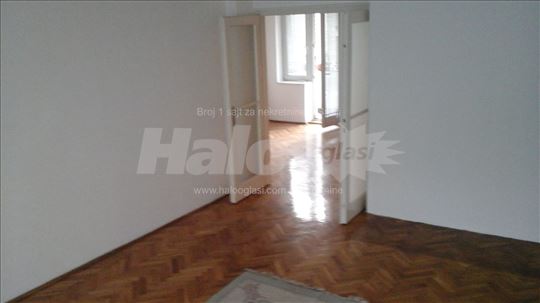 Dvoiposoban stan na odlicnoj lokaciji 