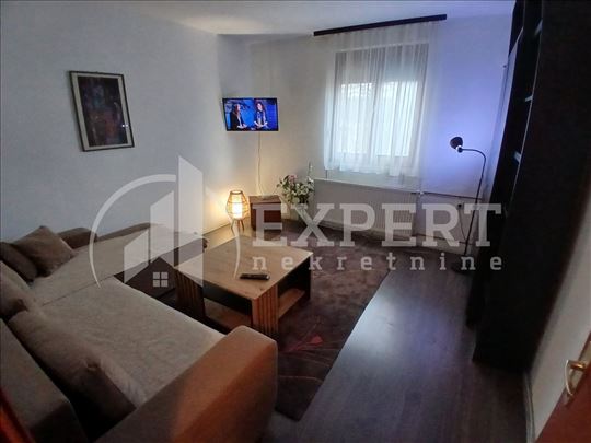 Izdaje se jednosoban namešten stan u blizini Tvrđa