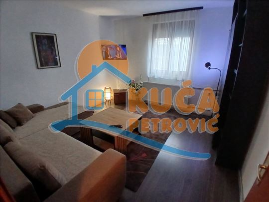 Izdaje se jednosoban namešten stan u blizini Tvrđa
