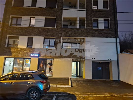 Izdajem garažno mesto