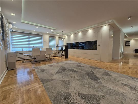 Izdajemo petosoban stan na Dorćolu,144m2