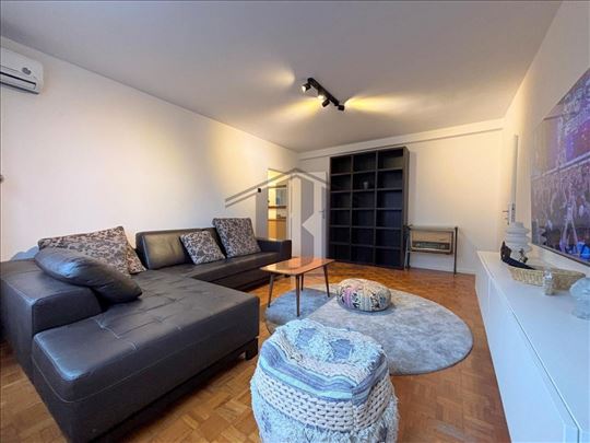 Lion trosoban stan sa parkingom