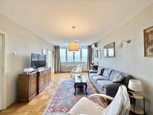 Odlična lokacija 3.0 stana, mereno 89m2, renoviran