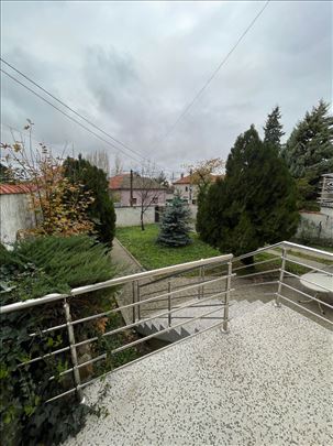 Prostrana porodicna kuca sa dvoristem