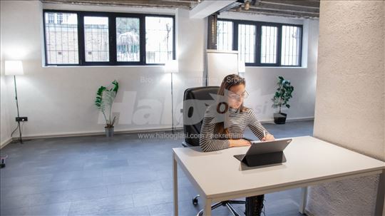 Prostrana, u IT zgradi, u centru sa parkingom