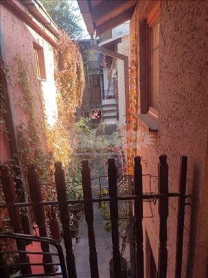 Izdaje se dvosoban stan – Vukov spomenik