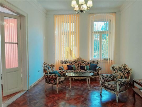 Izdaje se stan- Centar (blizina SNP-a, pešačke zon