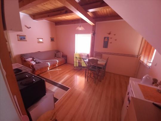 Kompletno namešten jednoiposoban stan sa parking m